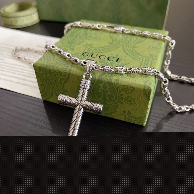 G*u*i necklaces